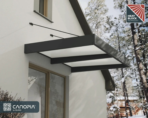 Auvent de porte avec cadre noir et panneaux clairs fixé à une maison