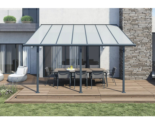 Terrassenüberdachung mit Tisch und Stühlen im Aussenbereich