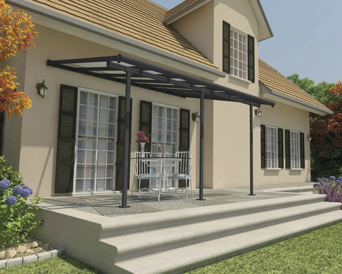 Terrassenüberdachung aus Aluminium an einem Wohnhaus mit Garten.