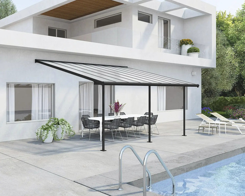 Terrasse mit Terrassenüberdachung, Tisch und Stühlen neben einem Pool