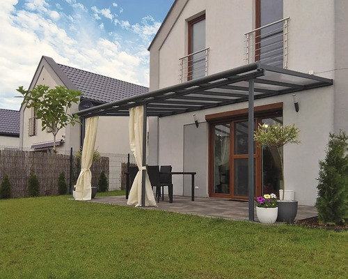 Terrassenüberdachung mit Vorhängen, Tisch und Stühlen im Garten