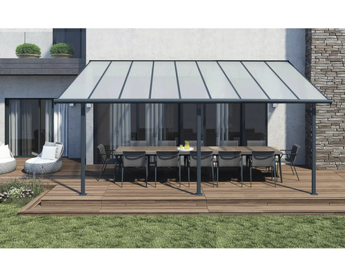 Terrassenüberdachung mit Tisch und Stühlen auf einer Holzterrasse