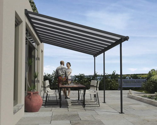 Terrassenüberdachung mit Tisch und Stühlen auf einer Terrasse