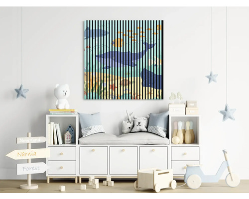 Kinderzimmer mit Wandbild, niedrigem Schrank, Spielzeug und Dekorationen