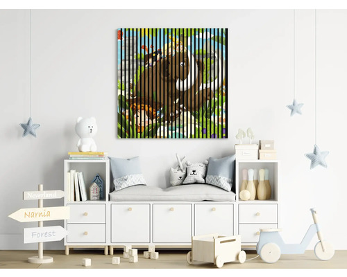 Dekoratives Kinderzimmer mit einem Wandbild mit Streifenmuster.