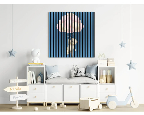 Kinderzimmer mit Leinwandbild eines Bären an einem Ballon, Kommode, Dekoration und Spielzeug.