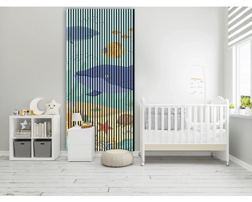 Zimmer mit Schiebetür mit Fischmotiv, Regal und Babybett