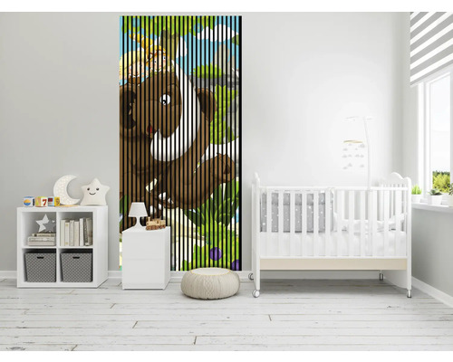 Kinderzimmer mit Türposter, das einen Bären und eine andere Figur zeigt