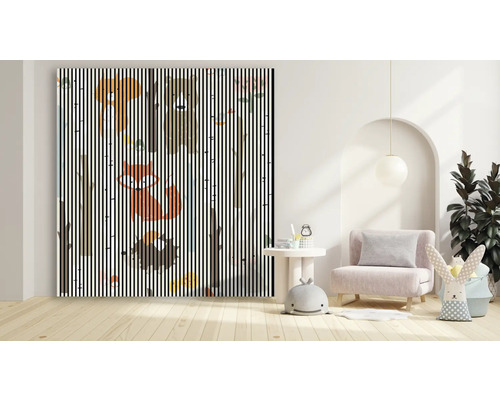 Dekoratives Kinderzimmer mit Bild eines Waldes mit Tieren