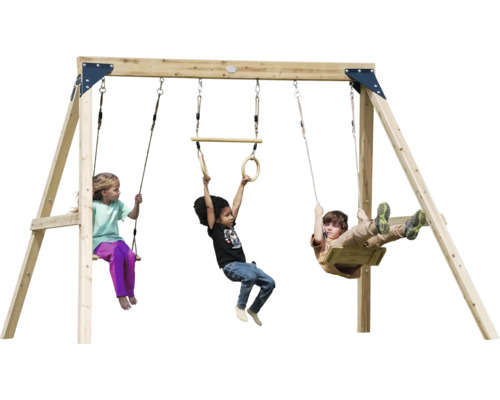 Holzschaukelgerüst mit Schaukel, Turnringen und Strickleiter im Garten
