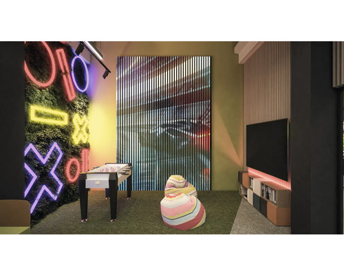 Modernes Interieur mit Tischfußball, Wandbild und Sitzsäcken in einem hellen Raum.