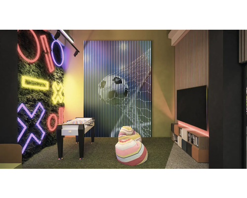 Spielzimmer mit Tischfußball, Wanddekoration und Sitzsäcken