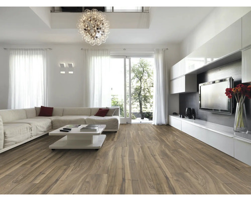 Wohnzimmer mit Sofa, Tisch und Holzboden