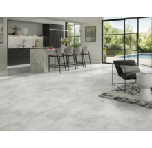 Espace de vie lumineux avec carrelage en marbre, îlot de cuisine et sièges