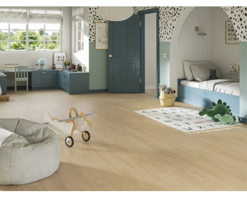 Chambre d''enfant avec plancher en bois clair, avion jouet et pouf