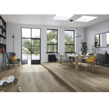 Pièce à vivre lumineuse avec parquet, table à manger et chaises