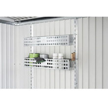 Zwei Metallregale mit Gartenzubehör an einer Wand
