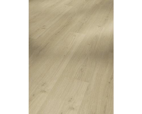 Gros plan sur un sol stratifié avec une structure en bois