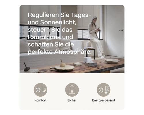 Wohnraum mit Frau, Sofa, Tisch und den Symbolen Komfort, Sicherheit und Energiesparen.