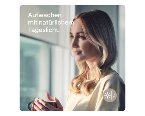 Frau mit Tasse am Fenster mit Tageslicht-Symbol