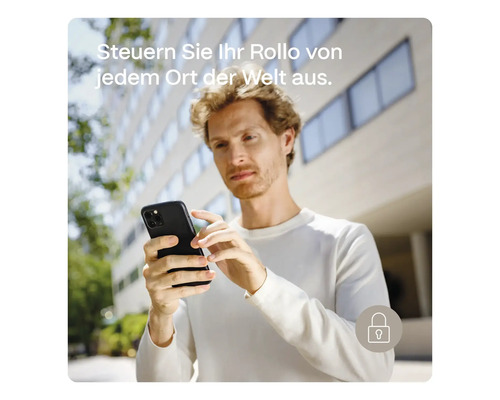 Mann steuert Rollo mit Smartphone von jedem Ort aus
