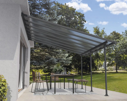 Terrassenüberdachung mit Tisch und Stühlen im Garten.