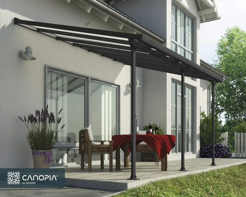 Terrassenüberdachung mit Tisch und Stühlen auf Terrasse