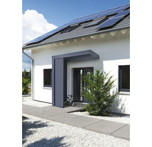Maison individuelle avec panneaux solaires sur le toit et un auvent au-dessus de l''entrée