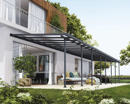 Toiture pour terrasse CANOPIA by Palram Feria 3x10.92 1092 x 294 cm anthracite Terrasse avec toit de terrasse et mobilier de jardin par une journée ensoleillée.