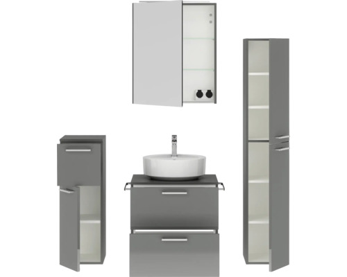 Badezimmerensemble mit Waschbecken, Spiegelschrank und Hochschränken