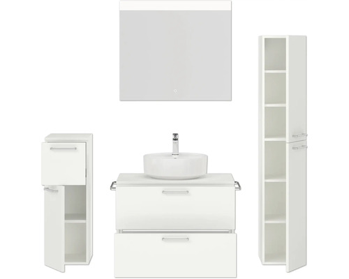 Badezimmer mit Waschbecken, Unterschrank, Spiegelschrank und Hochschrank