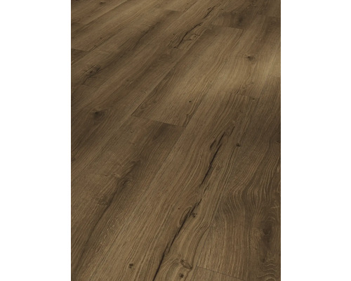 Nahaufnahme eines Laminatbodens in Holzoptik.