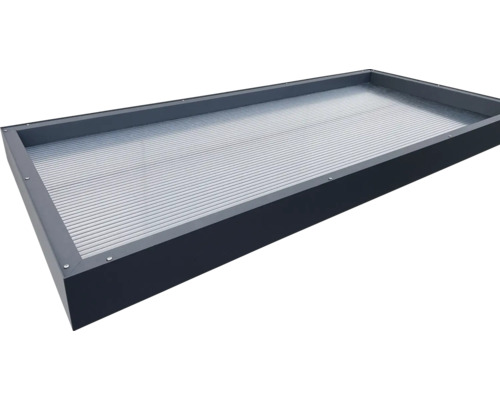 Rechteckiger Pflanzkasten mit Rillenstruktur