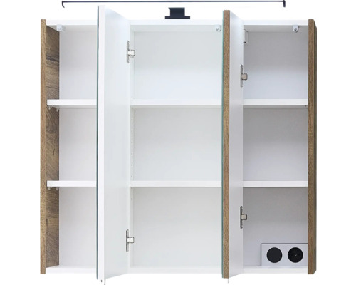 Armoire de toilette ouverte avec trois portes, compartiments intérieurs et éclairage