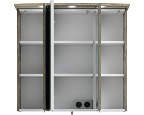 Armoire de toilette ouverte avec trois portes et étagères