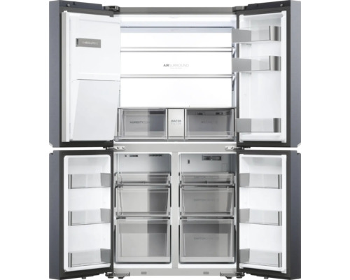 Offener viertüriger Kühlschrank mit Regalen und Schubladen