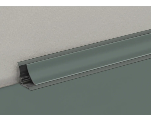 Plinthe en plastique sur mur et plafond