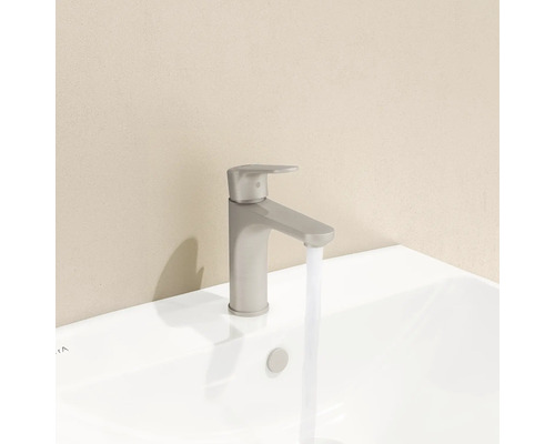 Waschtischarmatur auf einem Waschbecken mit laufendem Wasser