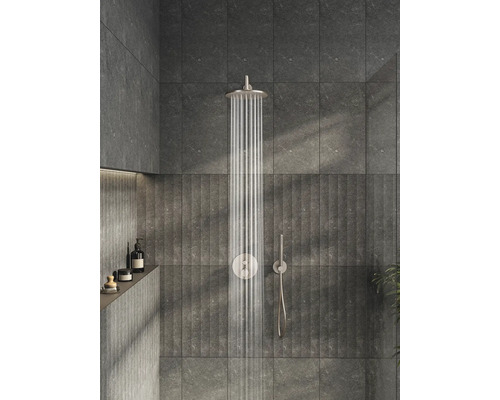 Dusche mit Duschkopf, Armatur und Handbrause in einem Badezimmer