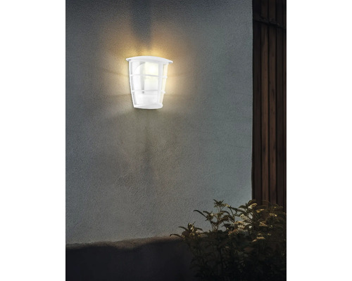 Applique murale extérieure blanche éclairée sur un mur