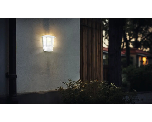 Applique murale extérieure éclairée sur un mur de maison