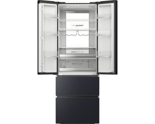 Geöffneter viertüriger Kühlschrank mit Regalen und Schubladen