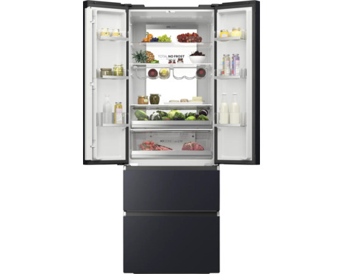 Geöffneter Kühlschrank mit verschiedenen Lebensmitteln