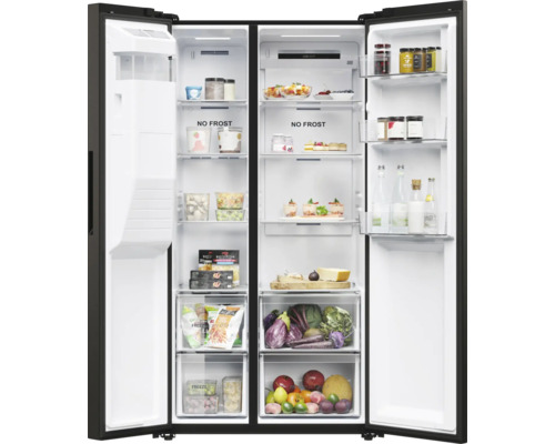 Réfrigérateur combiné américain ouvert avec des aliments dans les étagères et les tiroirs