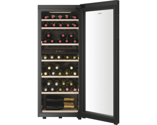 Geöffneter Weinkühlschrank mit mehreren Flaschen auf Holzregalen