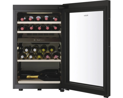 Offener Weinkühlschrank mit mehreren Flaschen Wein