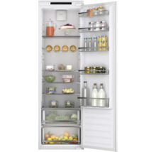 Réfrigérateur ouvert avec des aliments sur les étagères