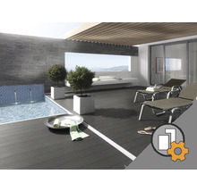 Terrasse mit Pool, Liegestühlen und Pflanzen