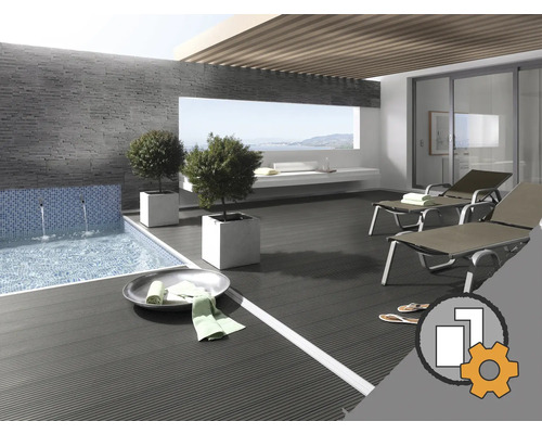 Terrasse mit Pool, Liegestühlen und Pflanzen