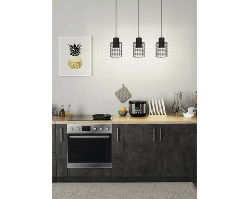 Küchenszene mit drei Pendelleuchten über einer Arbeitsplatte mit Geräten und einem Rahmen mit Ananasbild